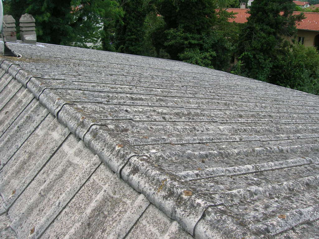 tetto prima della rimozione di amianto