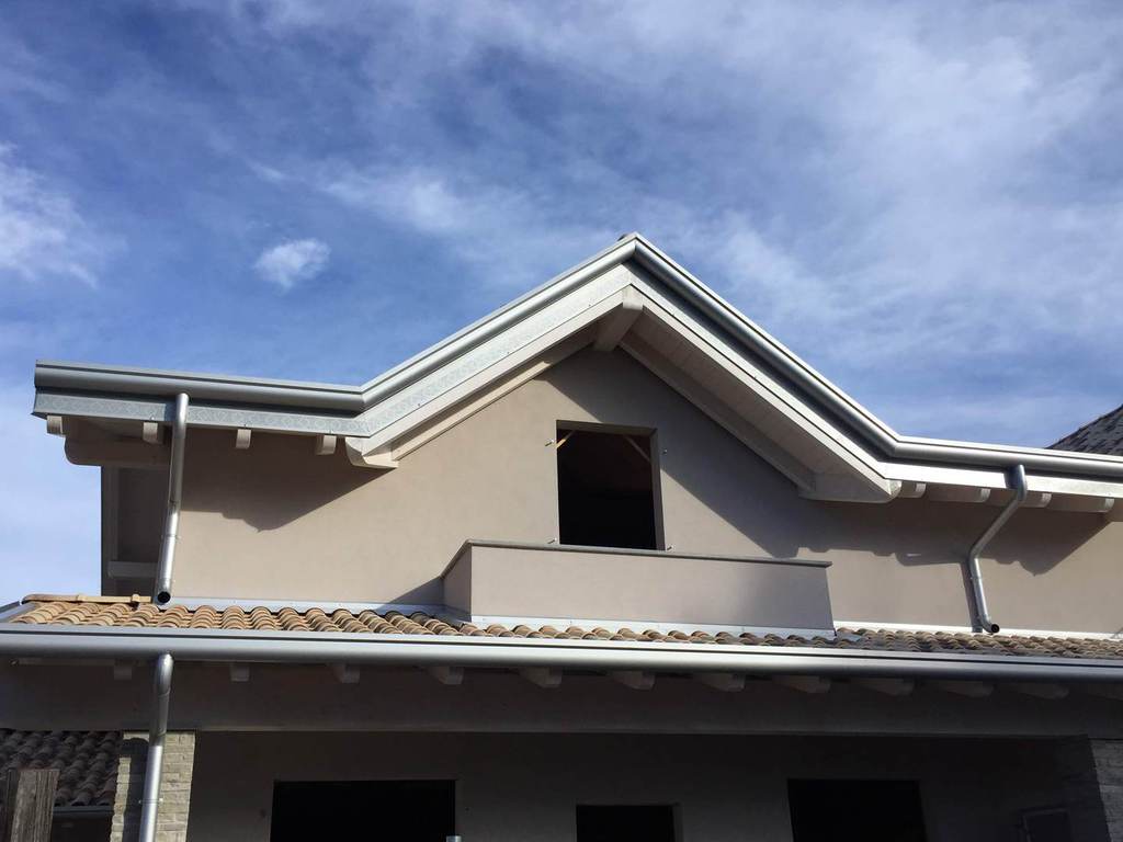 Abitazione con canali di scolo su misura