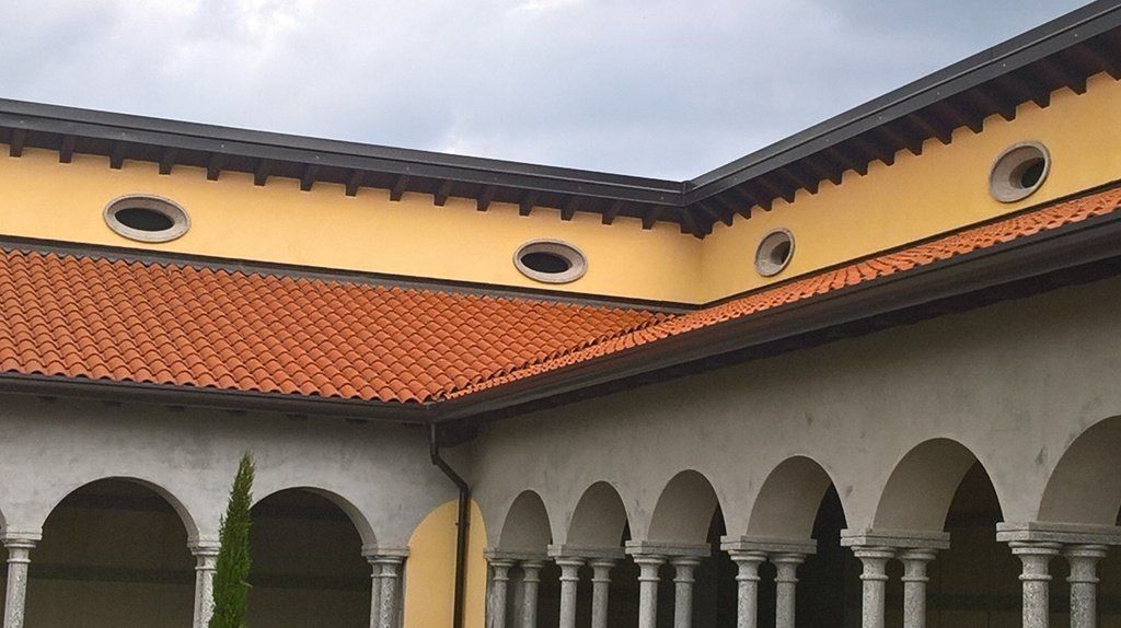 Edificio con canali di scolo