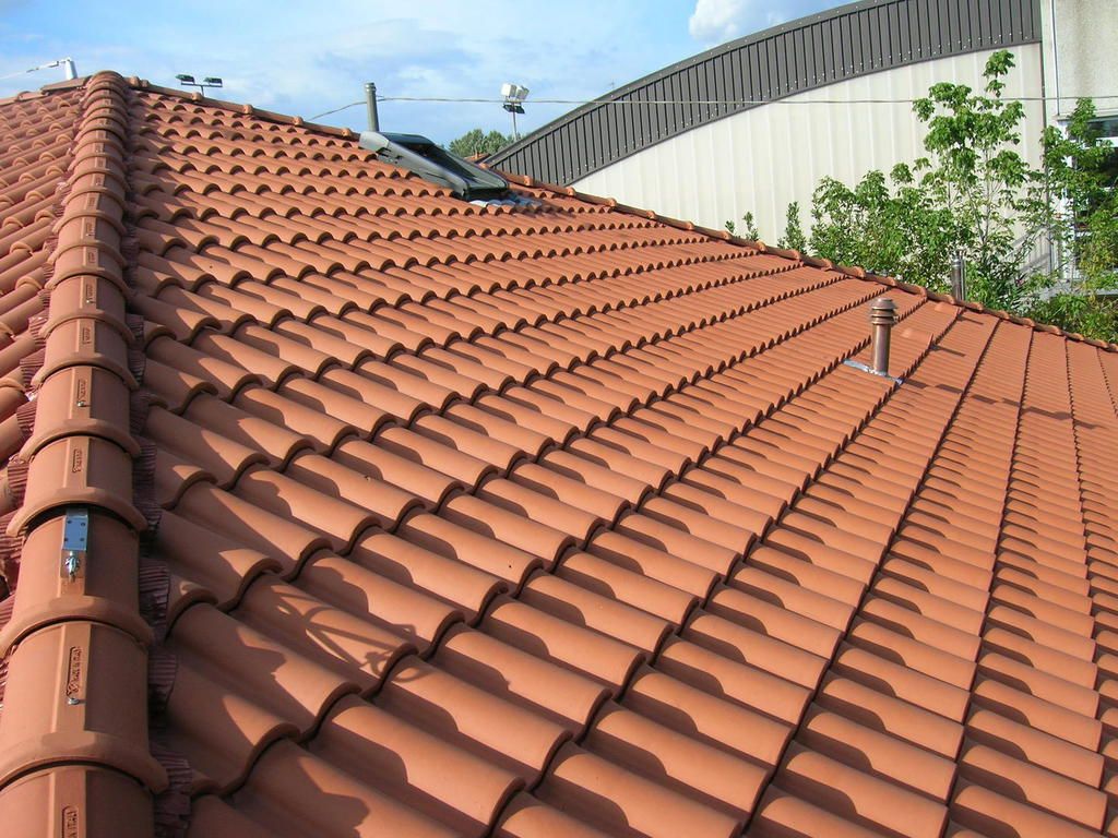 Tetto di tegole per costruzione residenziale