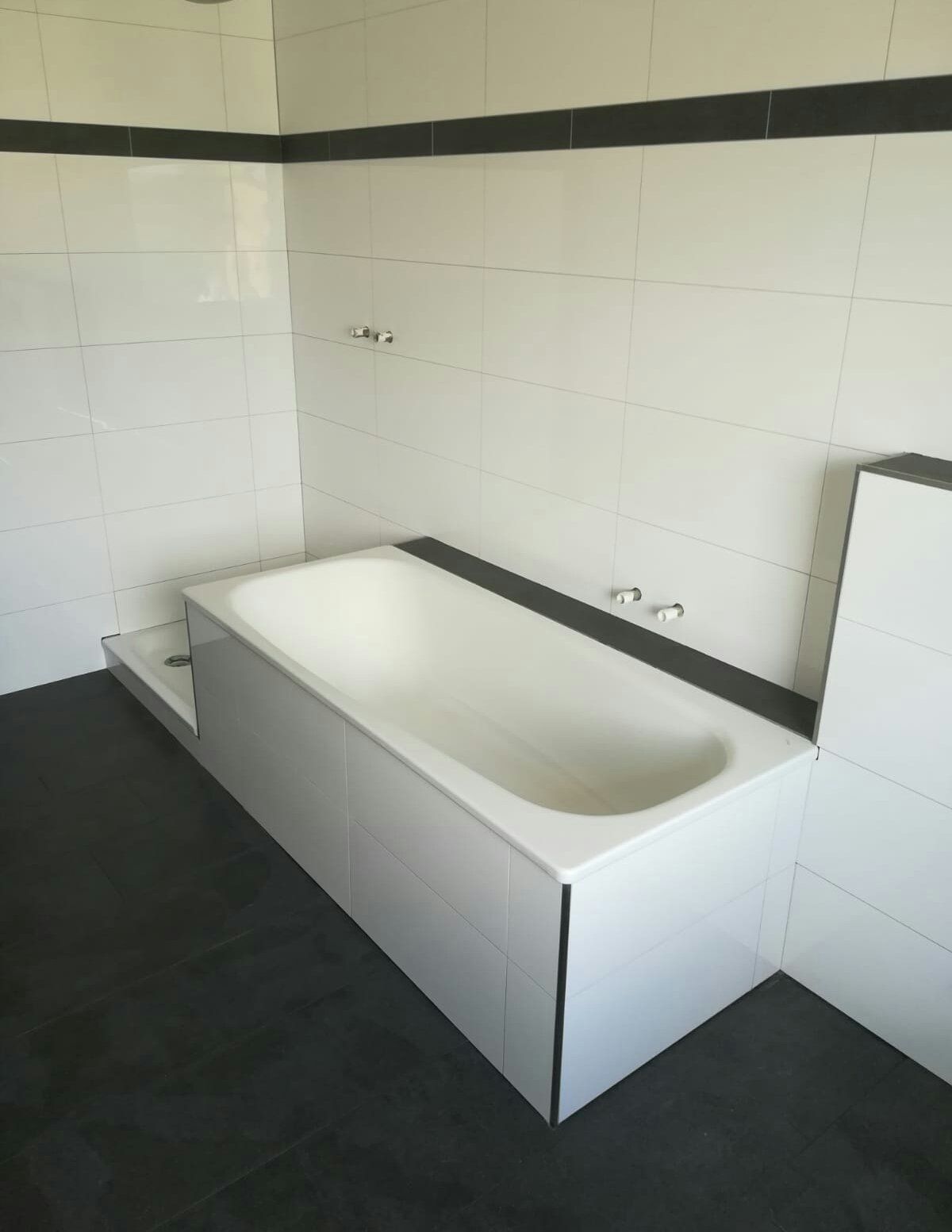 Bad mit Ablagen und Bordüre Fliesen weiß/dunkelgrau matt 30x60cm