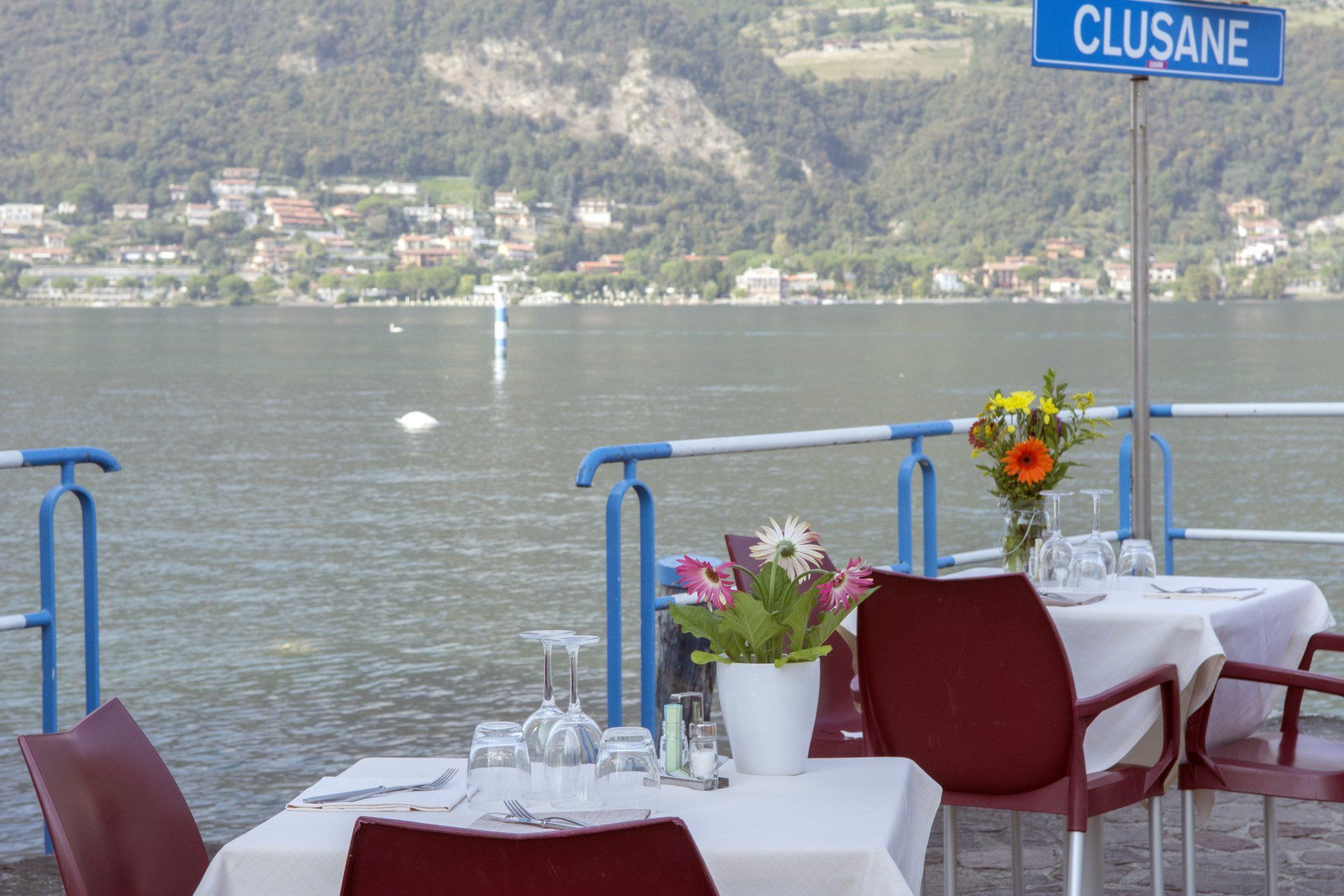 ristorante in riva al lago