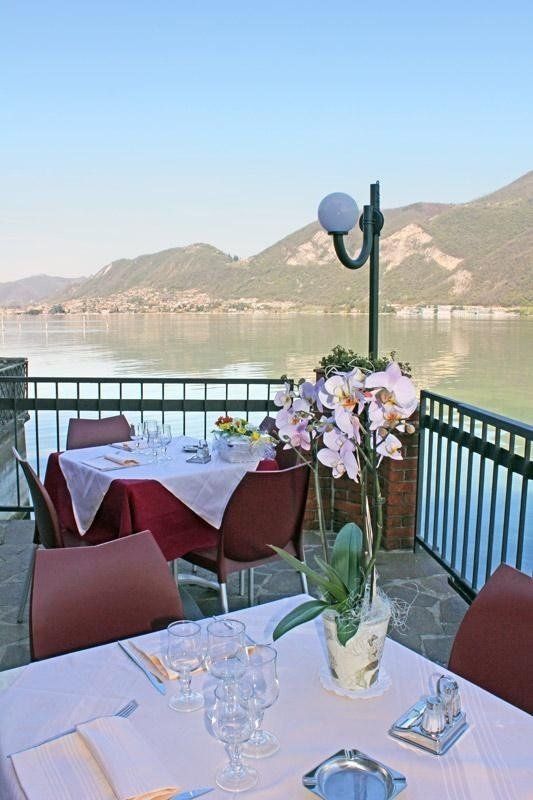 tavoli nella veranda esterna