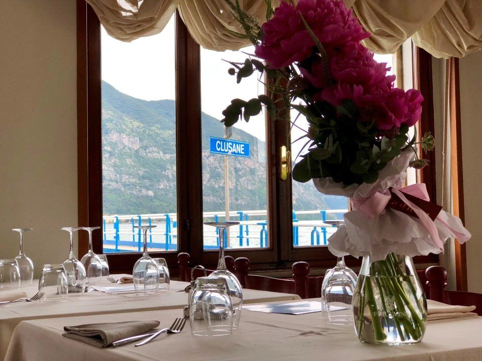 ristorante con vista lago