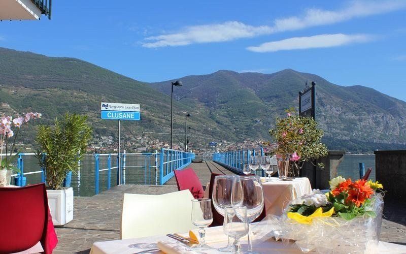 albergo affacciato sul lago