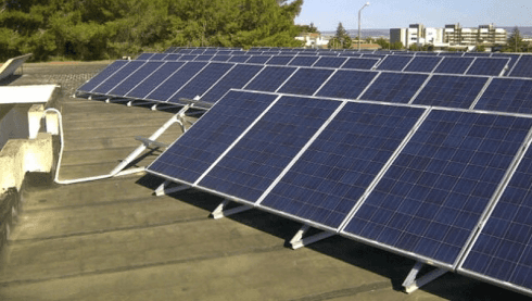 Pannelli solari installati su un tetto piano, che assorbono la luce solare.