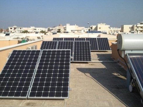 Pannelli solari sul tetto, che generano energia rinnovabile in un contesto urbano soleggiato.