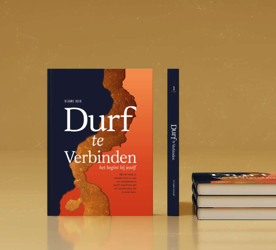 Een boek met de titel "Durf te Verbinden" wordt getoond met de voorkant, de rug en een stapel van drie boeken op een beige achtergrond.