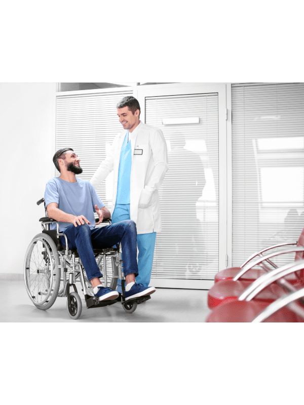 Homem em cadeira de rodas conversando com um médico em um ambiente médico.