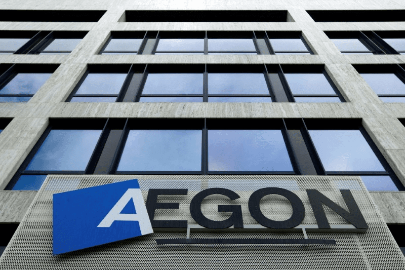 Fachada do edifício AEGON com logotipo. Logotipo azul e branco sobre exterior cinza.