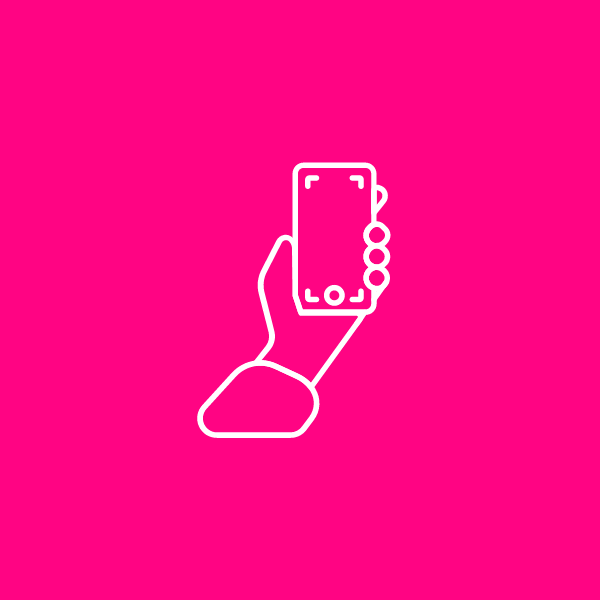 Mão segurando um smartphone contra um fundo rosa vibrante.