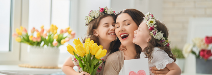 ideias criativas para o dia das maes na empresa foto de uma mae abraçada com suas filhas