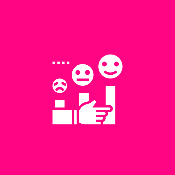 Gráfico branco de uma mão apontando para um gráfico de barras, com emojis de rosto sorridente, neutro e triste acima das barras, sobre um fundo rosa.
