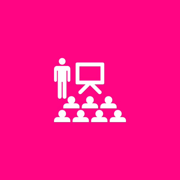 Uma pessoa apresentando algo para uma plateia em frente a um quadro branco.