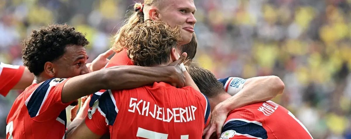 Jogadores da Noruega reunidos em comemoração durante uma partida de futebol