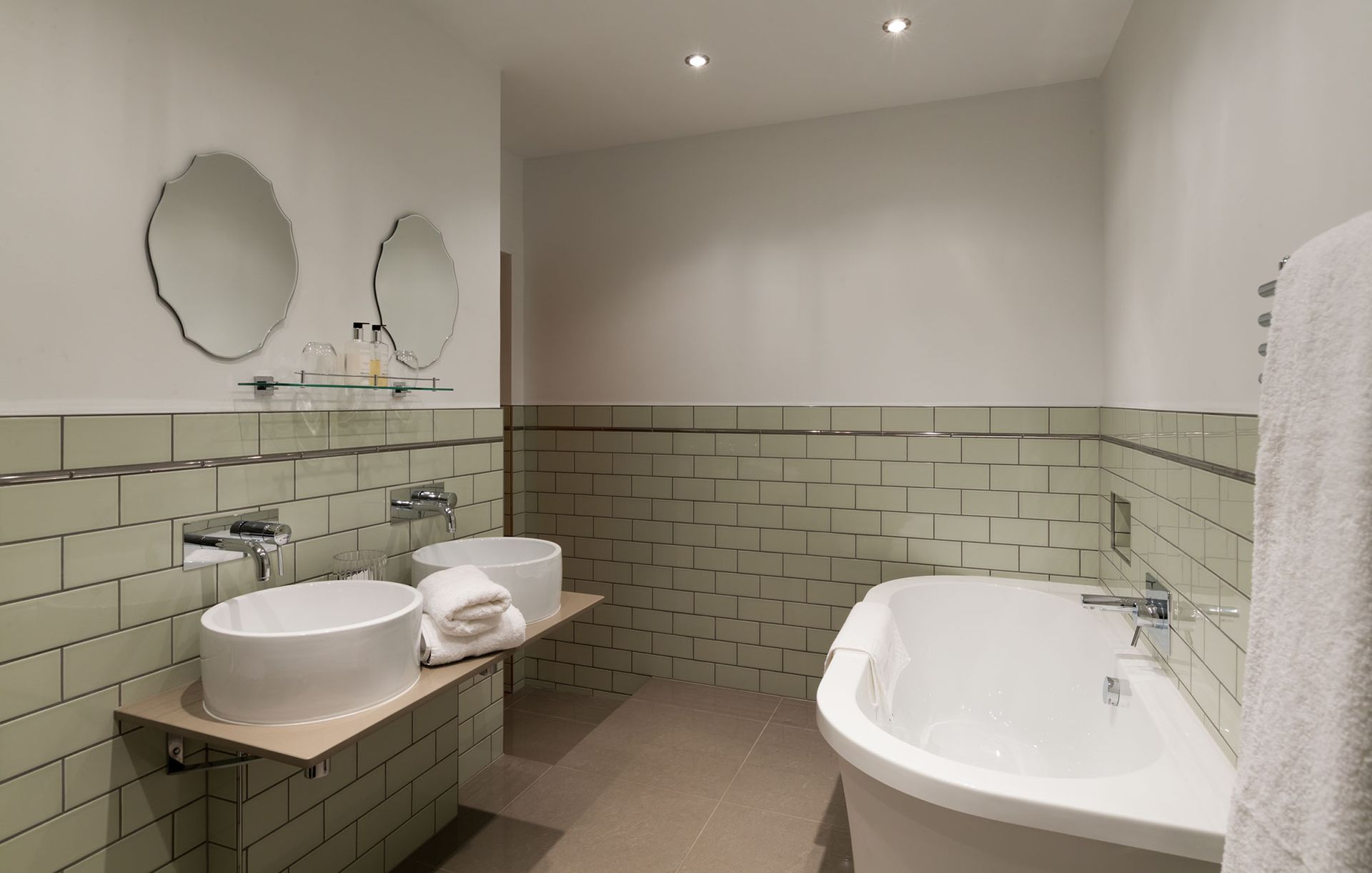 A bathroom with two sinks and a bathtub.