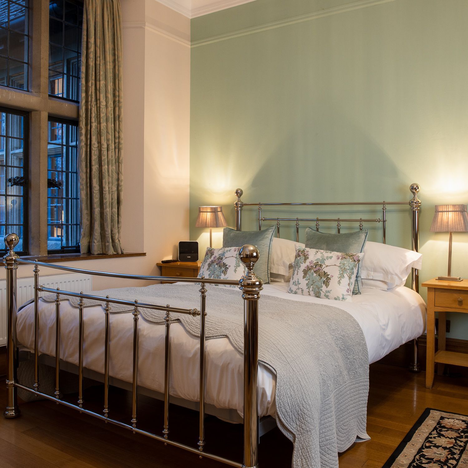 A bedroom with a king size bed and two lamps