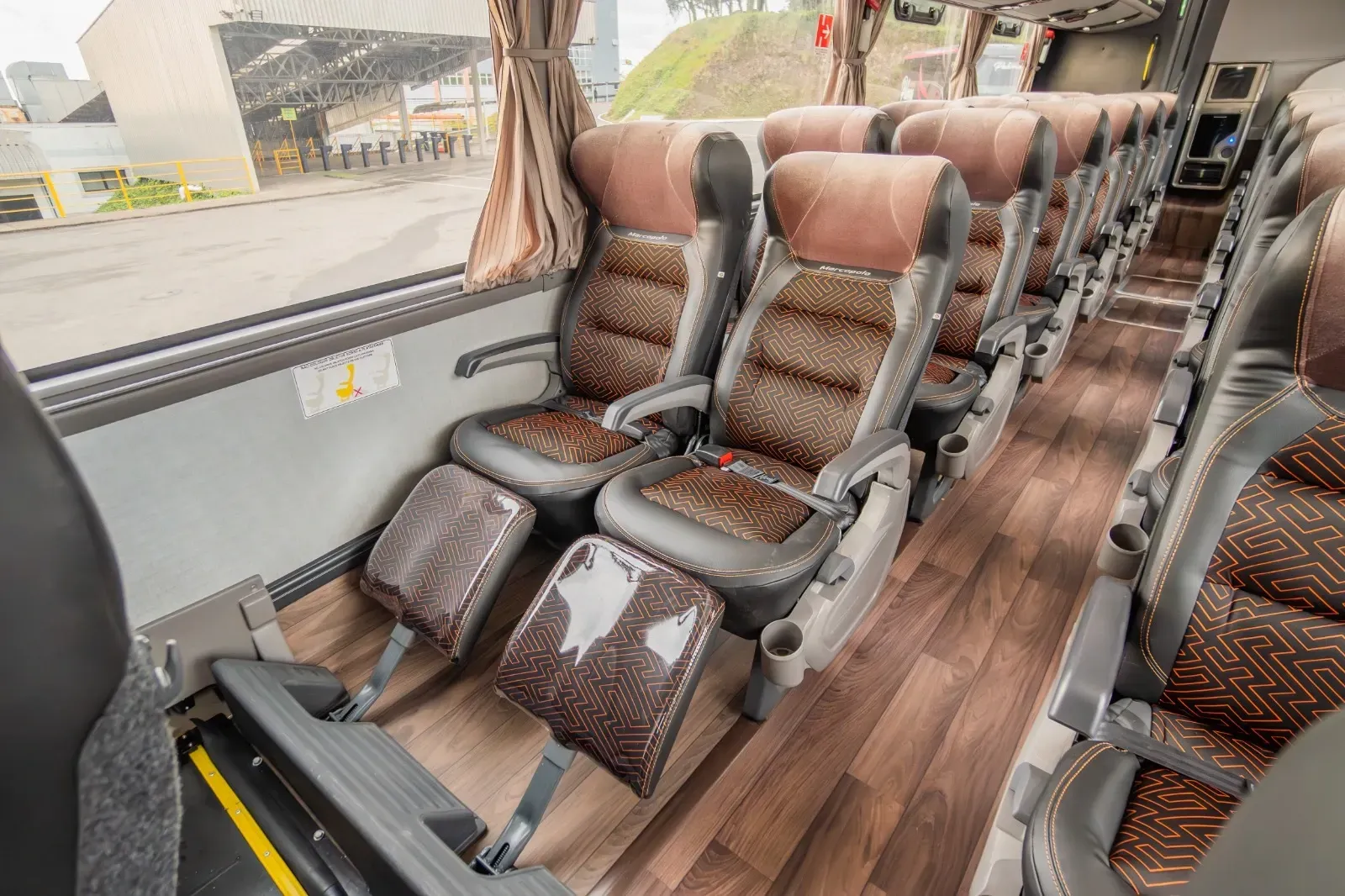 Um ônibus com assentos e piso de madeira.