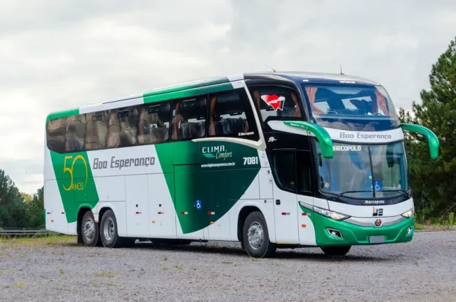 Um ônibus verde com a palavra Boa Esperança na lateral