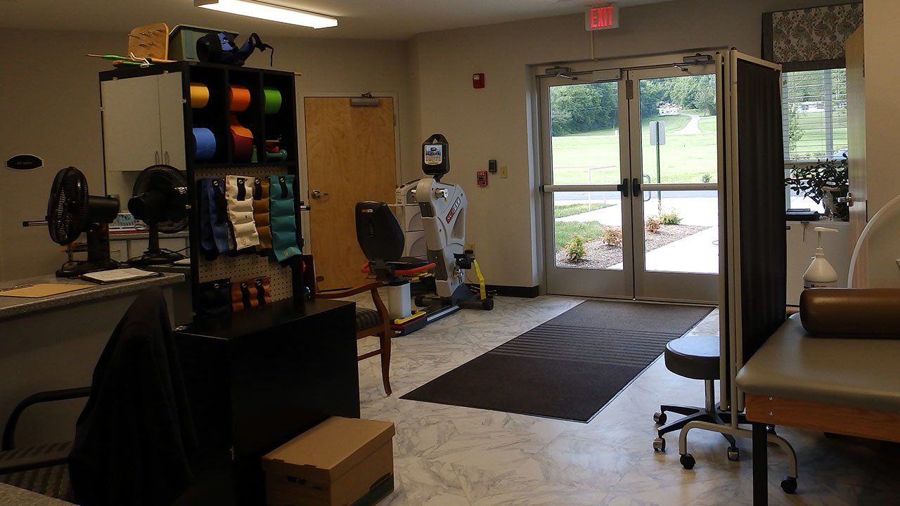 A room with a table and chairs and an exit sign