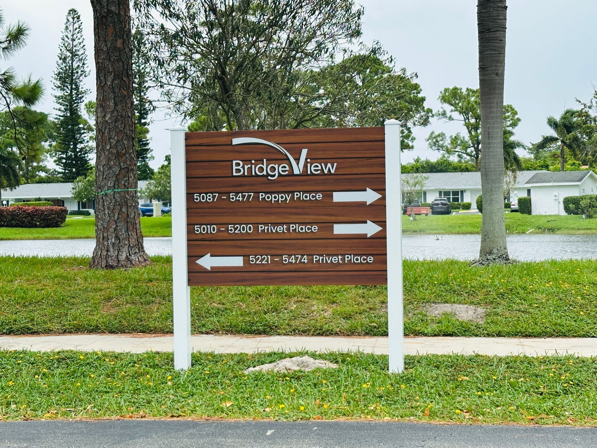 Sign for Bridgeview apartments, directing to reception, club, and mailboxes.