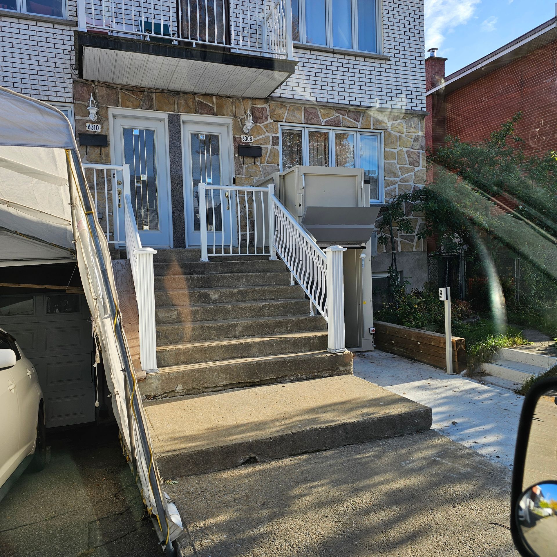 Un bâtiment de deux étages avec escaliers et ascenseur pour l'accessibilité.