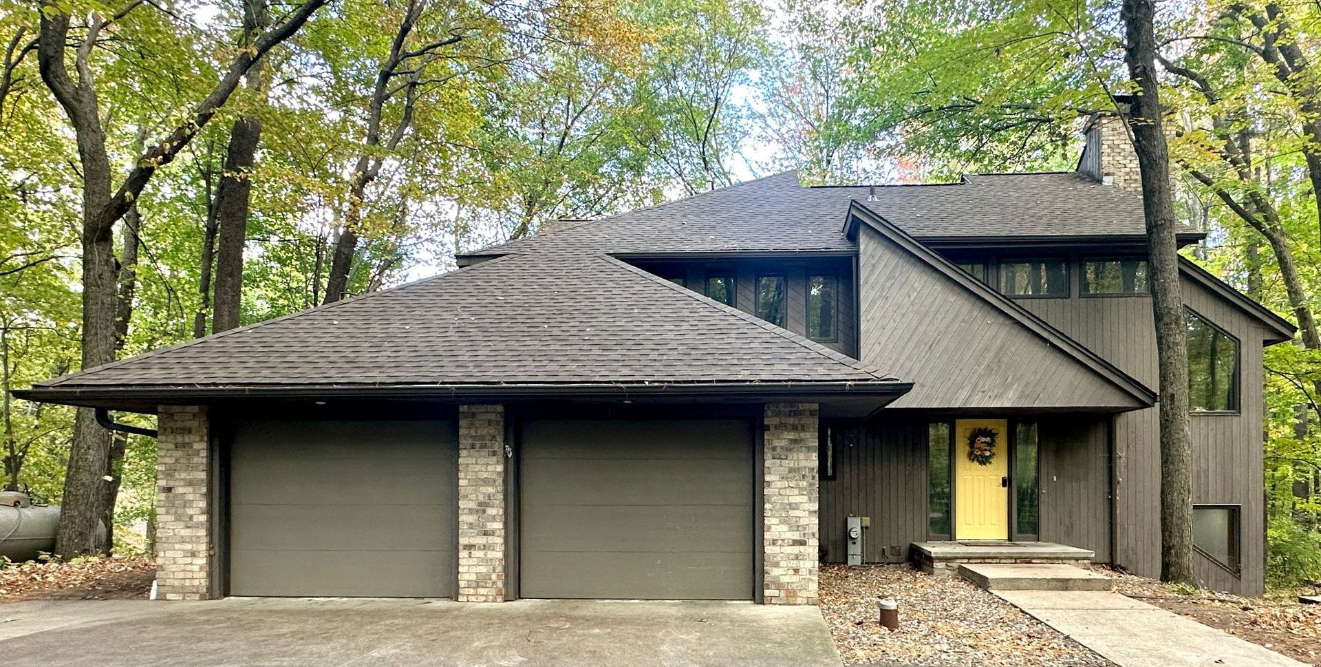 Roof replacement by roofer contractor in New London WI hail storm damage home insurance claim