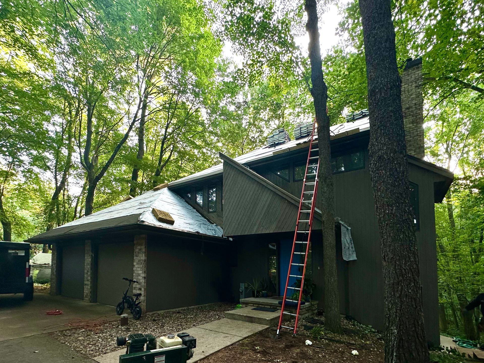 Residential roof replacement New London WI hailstorm damage to shingled roof