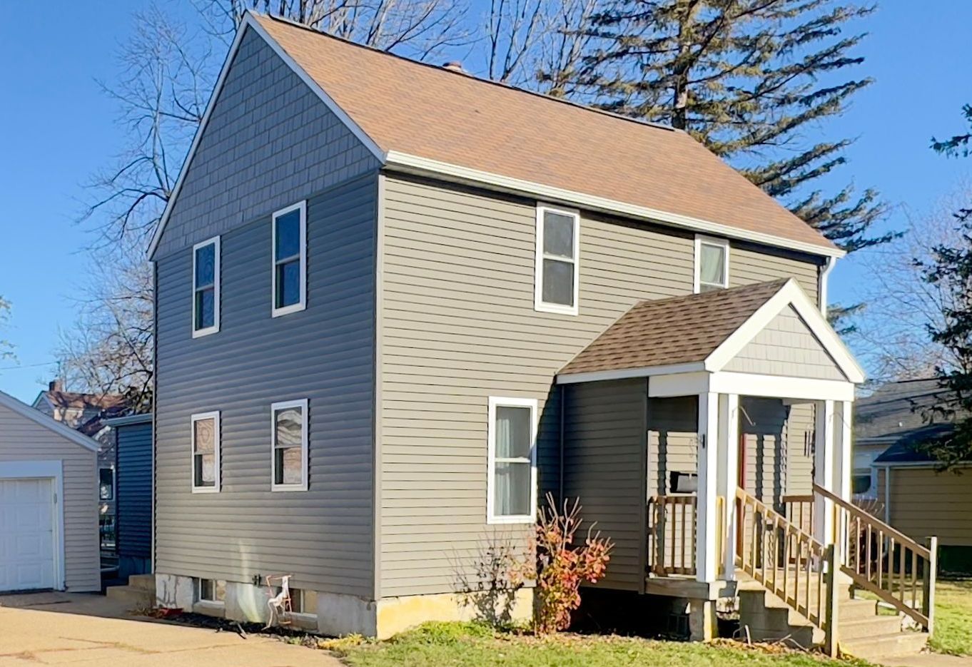 Cedar Knolls Graphite D5 Siding Replaced by Badgerland Restoration & Remodeling