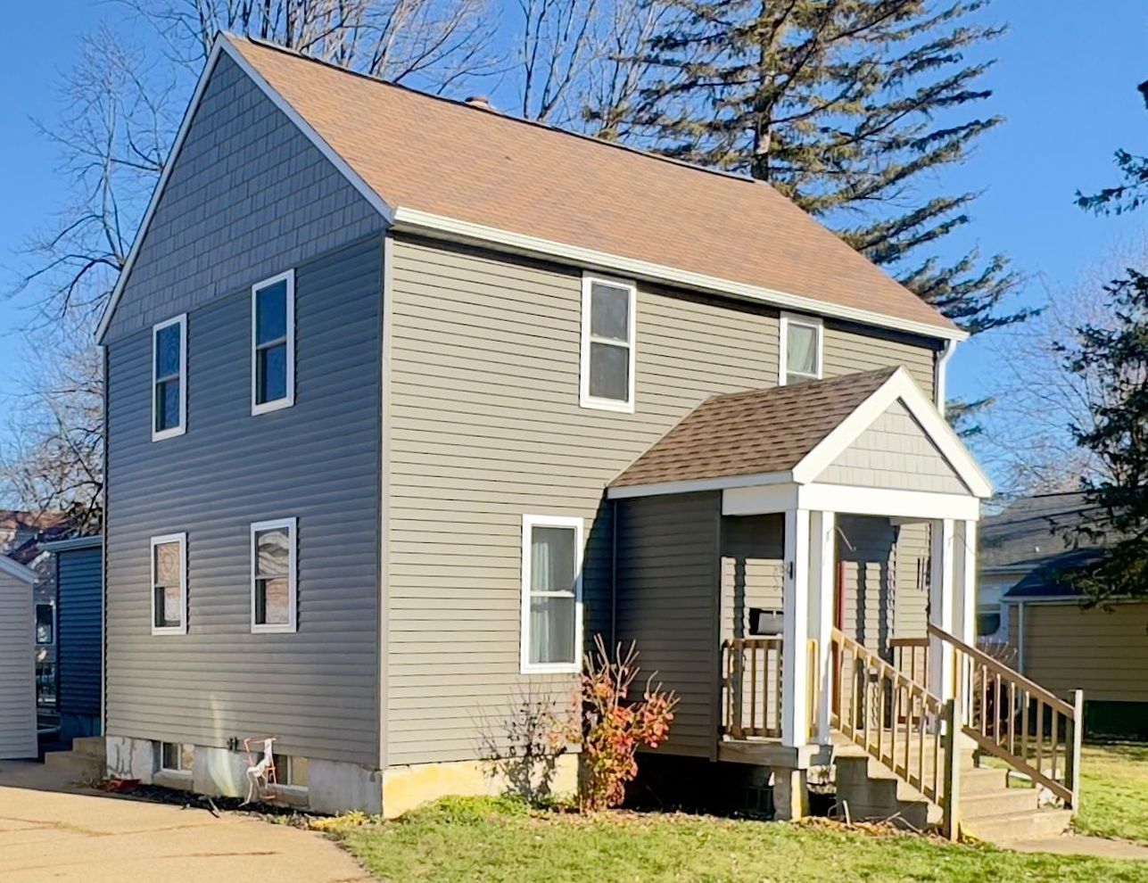 Contractor replaced asbestos siding and rotten sheathing. CDBG Program. Wisconsin Rapids. Replaced with Norandex Cedar Falls D5 in Graphite