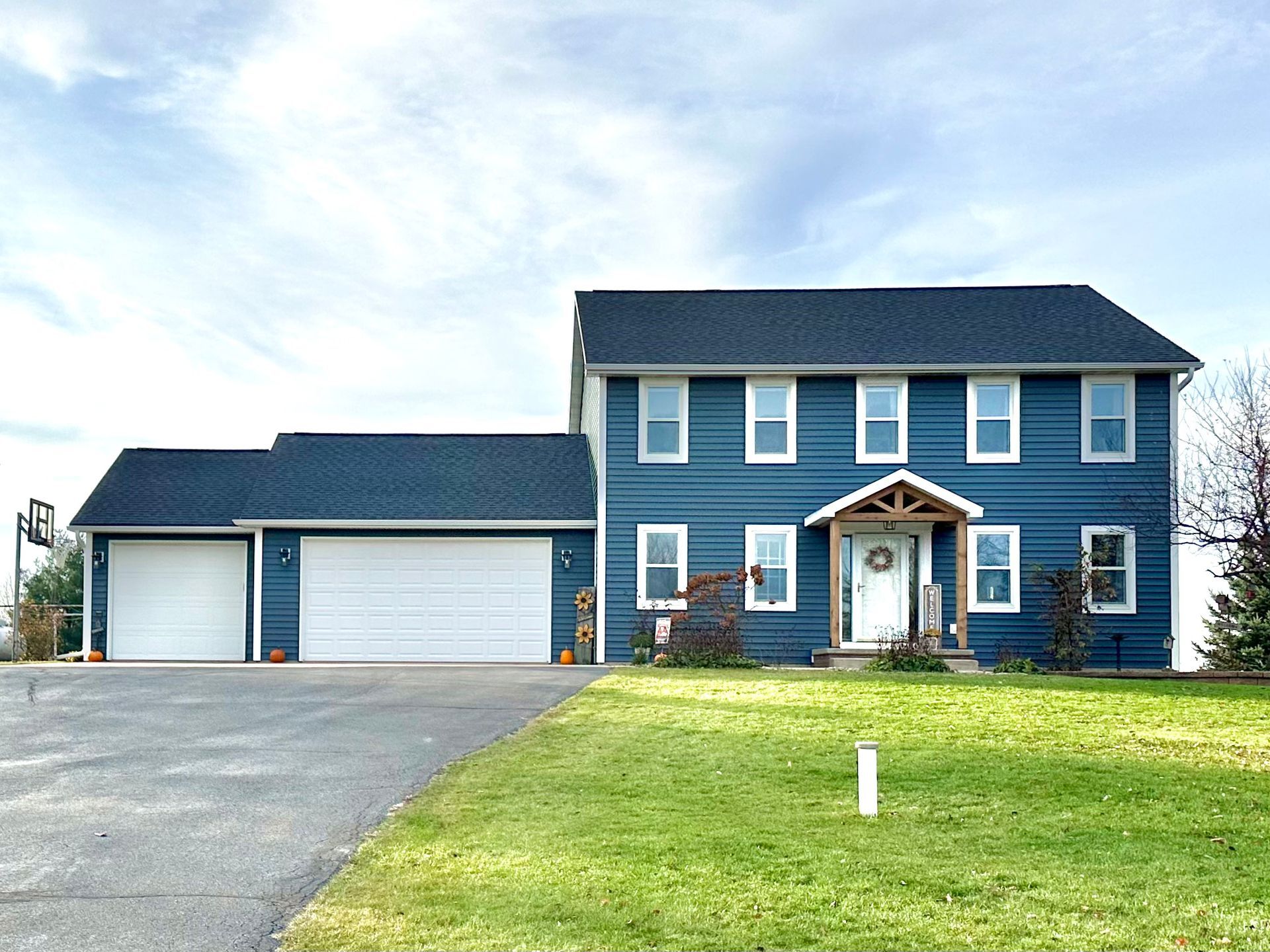 Roofing contractor Hortonville WI Siding Replacement Norandex Cedar Knolls D5 Deep Water Front Porch Addition