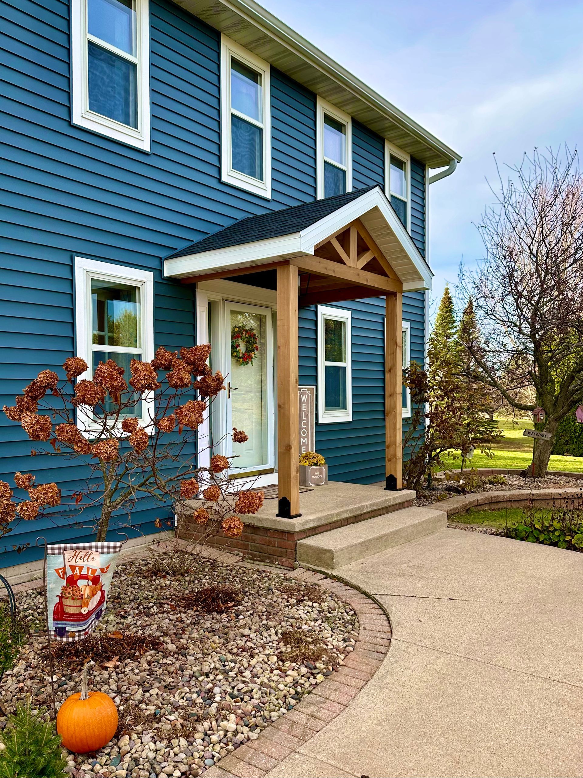 Roofing contractor Hortonville WI Siding Replacement Norandex Cedar Knolls D5 Deep Water Front Porch Addition