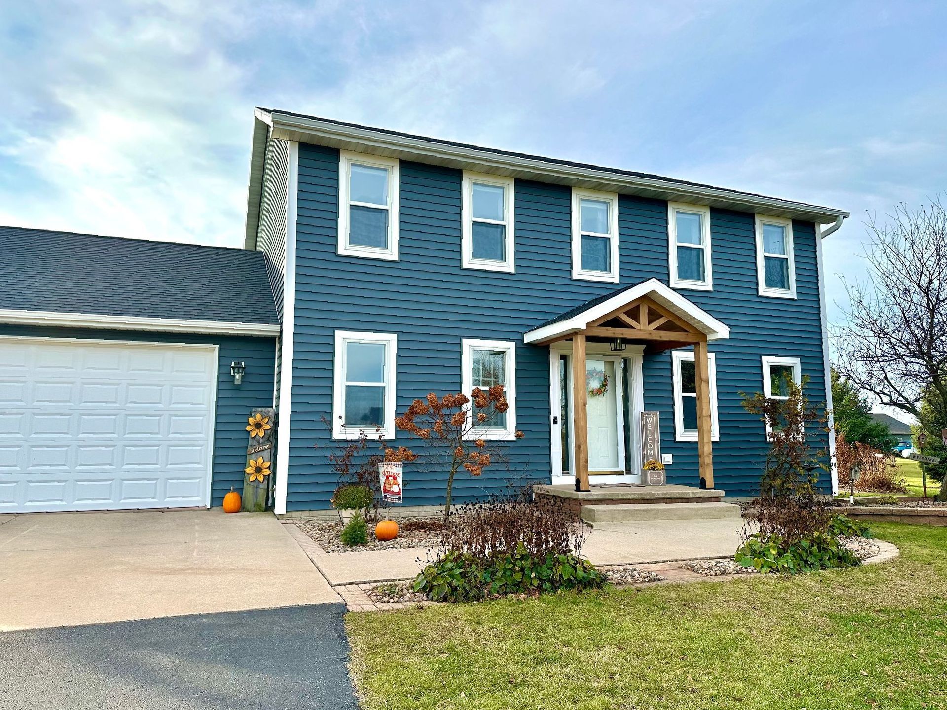 Roofing contractor Hortonville WI Siding Replacement Norandex Cedar Knolls D5 Deep Water Front Porch Addition