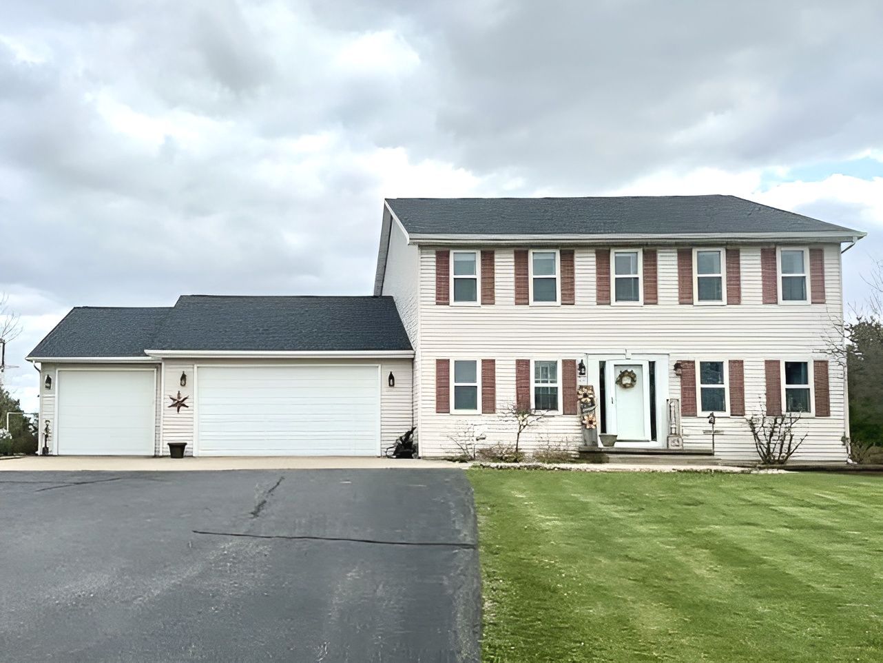 Badgerland Restoration & Remodeling residential general contractor Weyauwega Wisconsin siding replacement after photo 