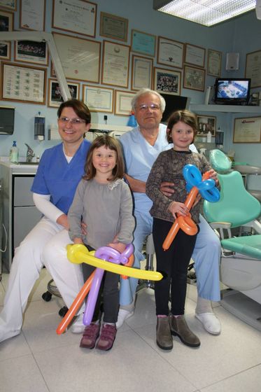 Dott. Olivi con piccole pazienti felici e sorridenti