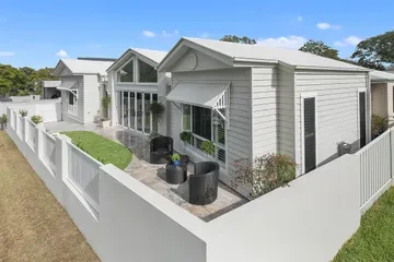 3 house in 1 fence