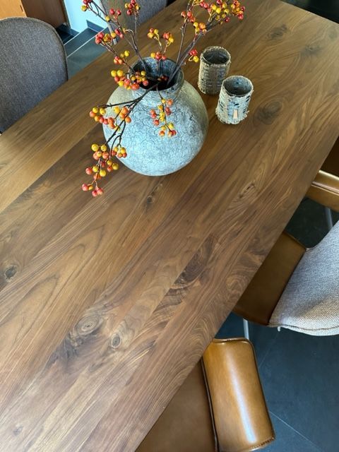 Notenhouten tafel - warm interieur -Puur persoonlijk mooi