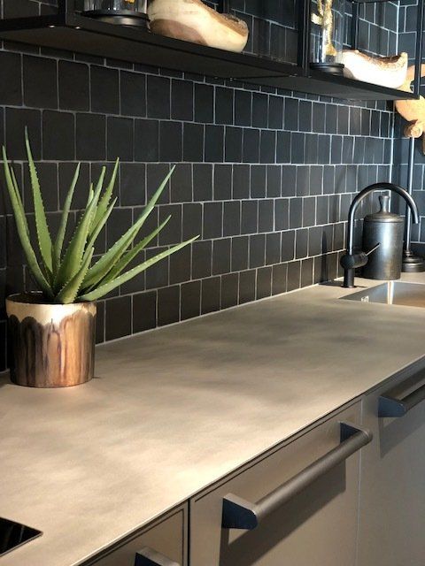 Interieurdesigner - Hoeksche Waard wanddtegels zwart met betonlook aanrechtblad