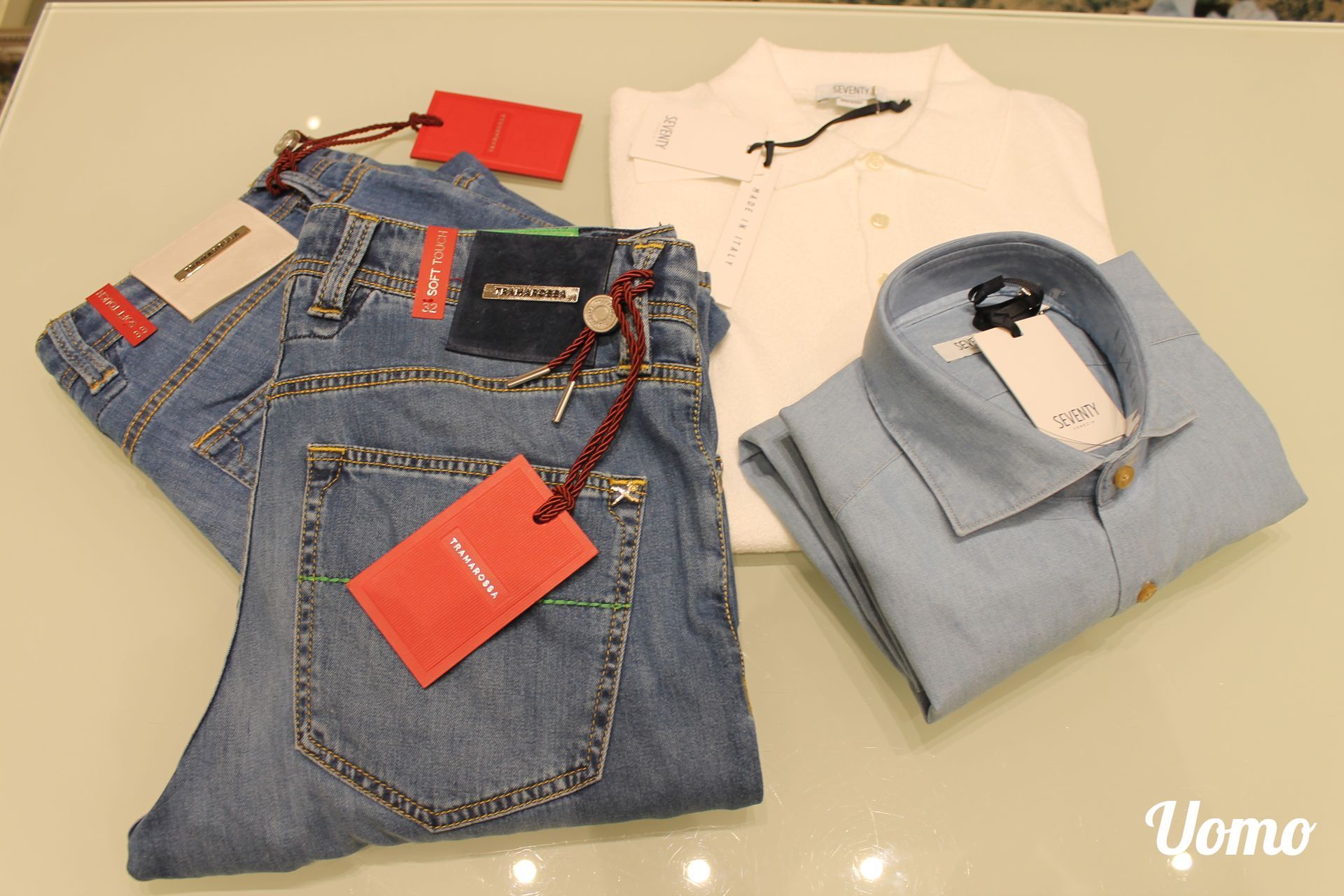 Una camicia bianca e un paio di jeans blu su un tavolo