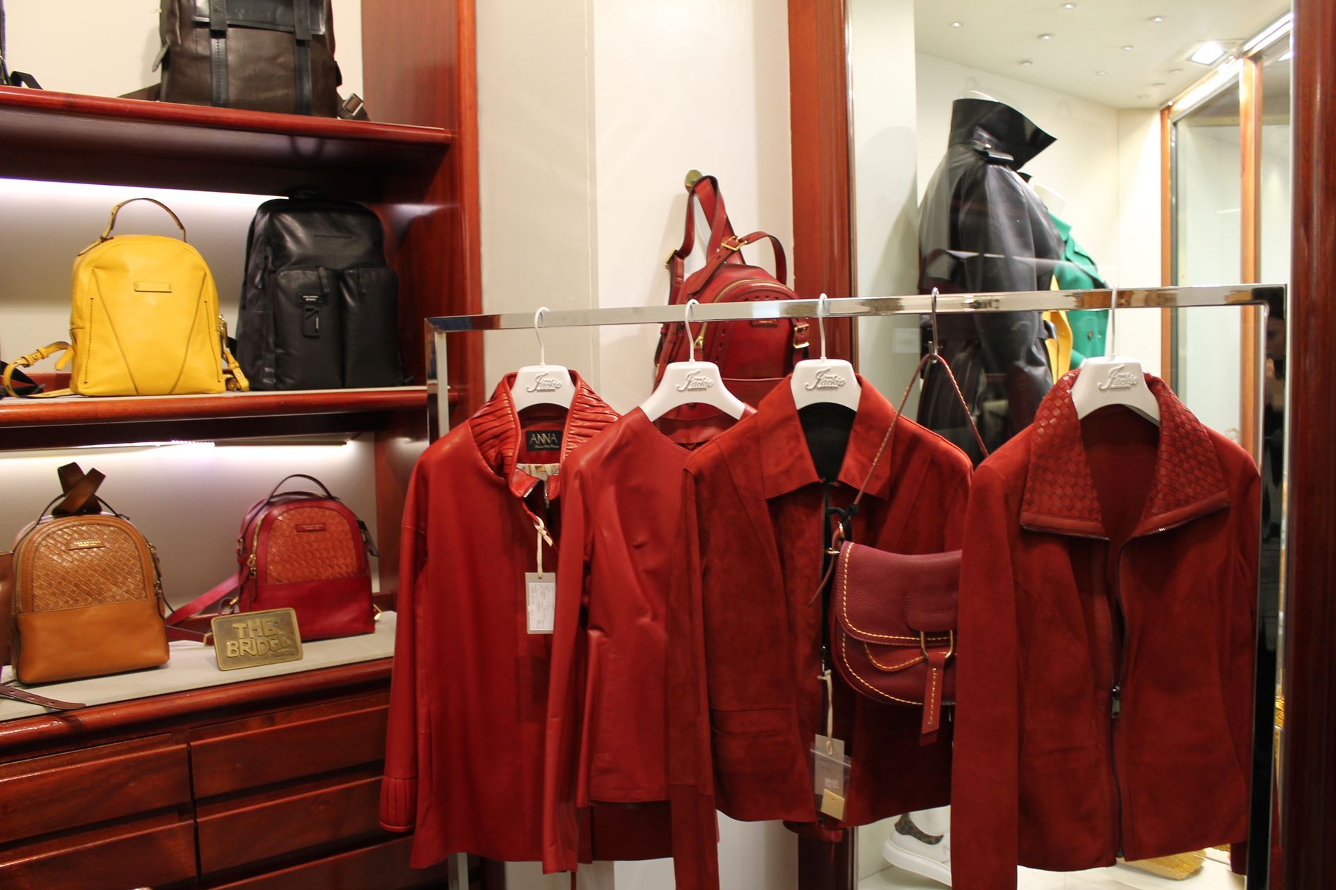 Una mostra di giacche e borse in pelle rossa in un negozio