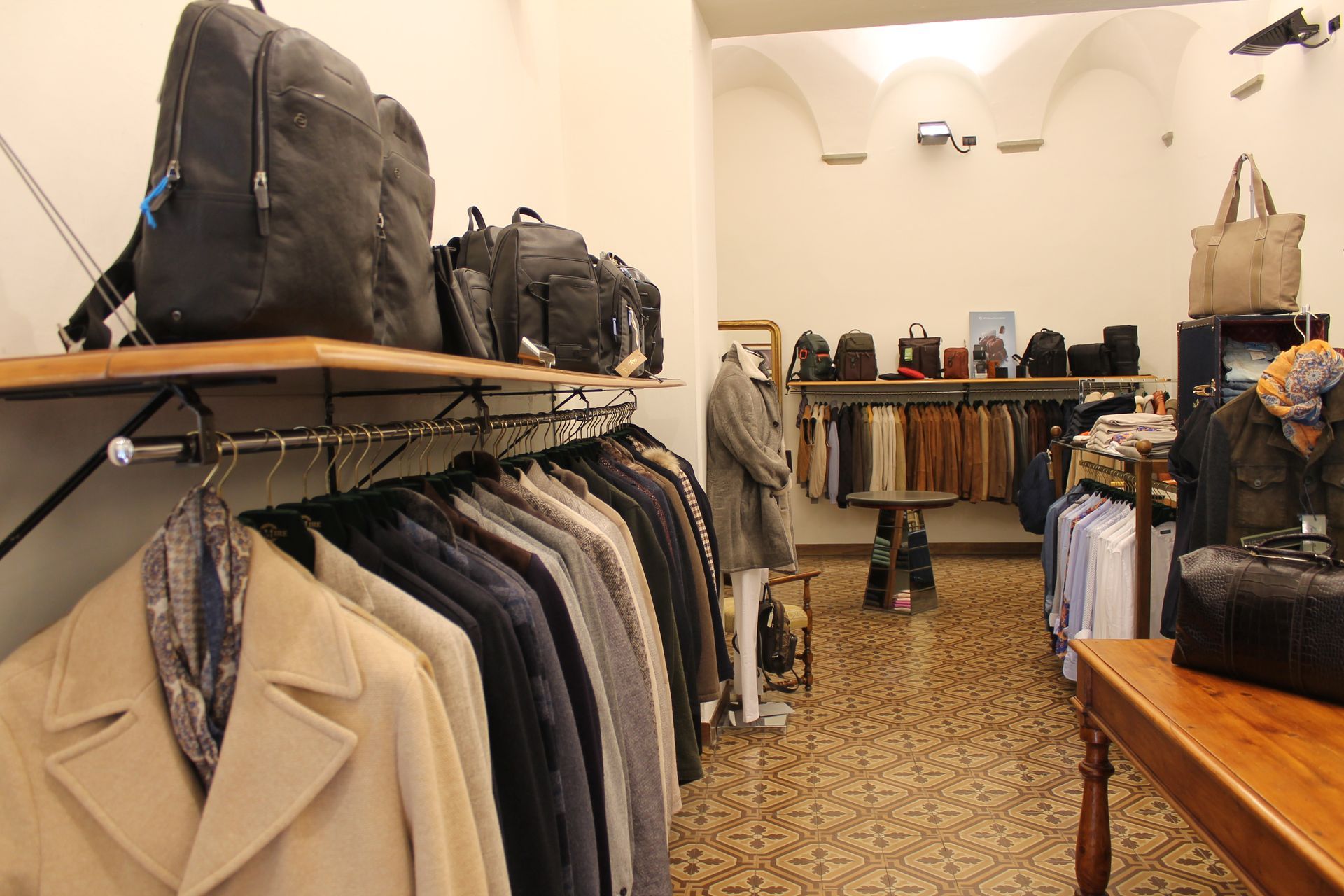 Un negozio pieno di tanti vestiti e borse