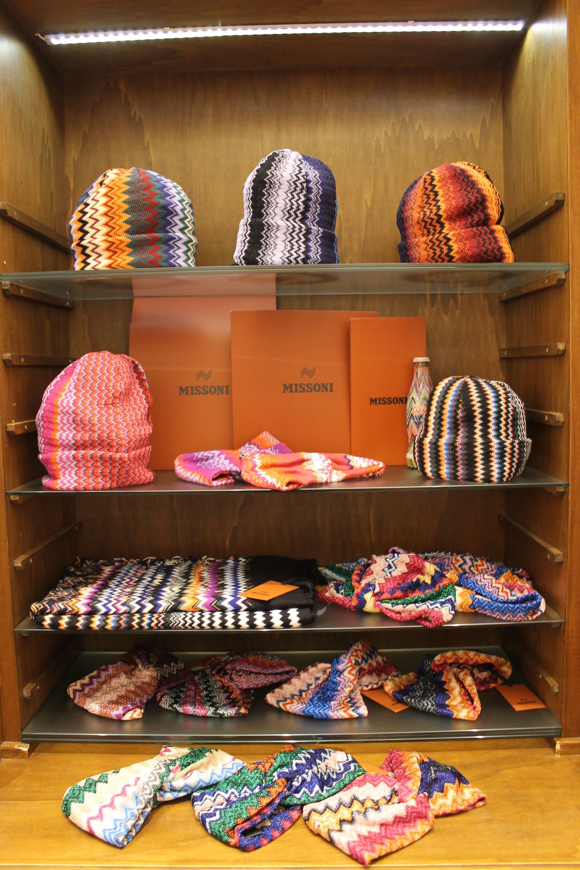 Una donna che indossa occhiali da sole e una giacca di pelle è in piedi su una strada.