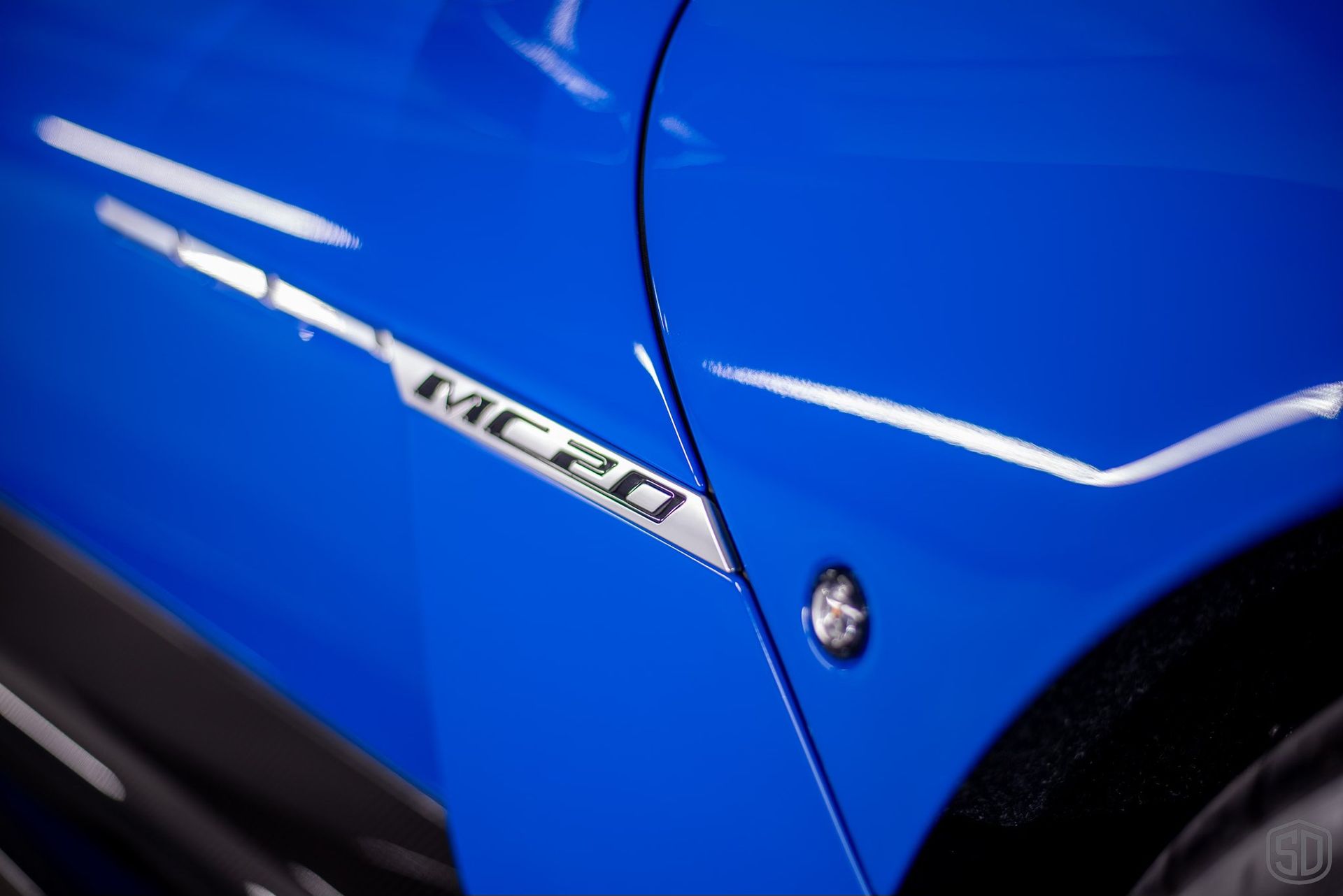 A blue car with the word mc20 on the side