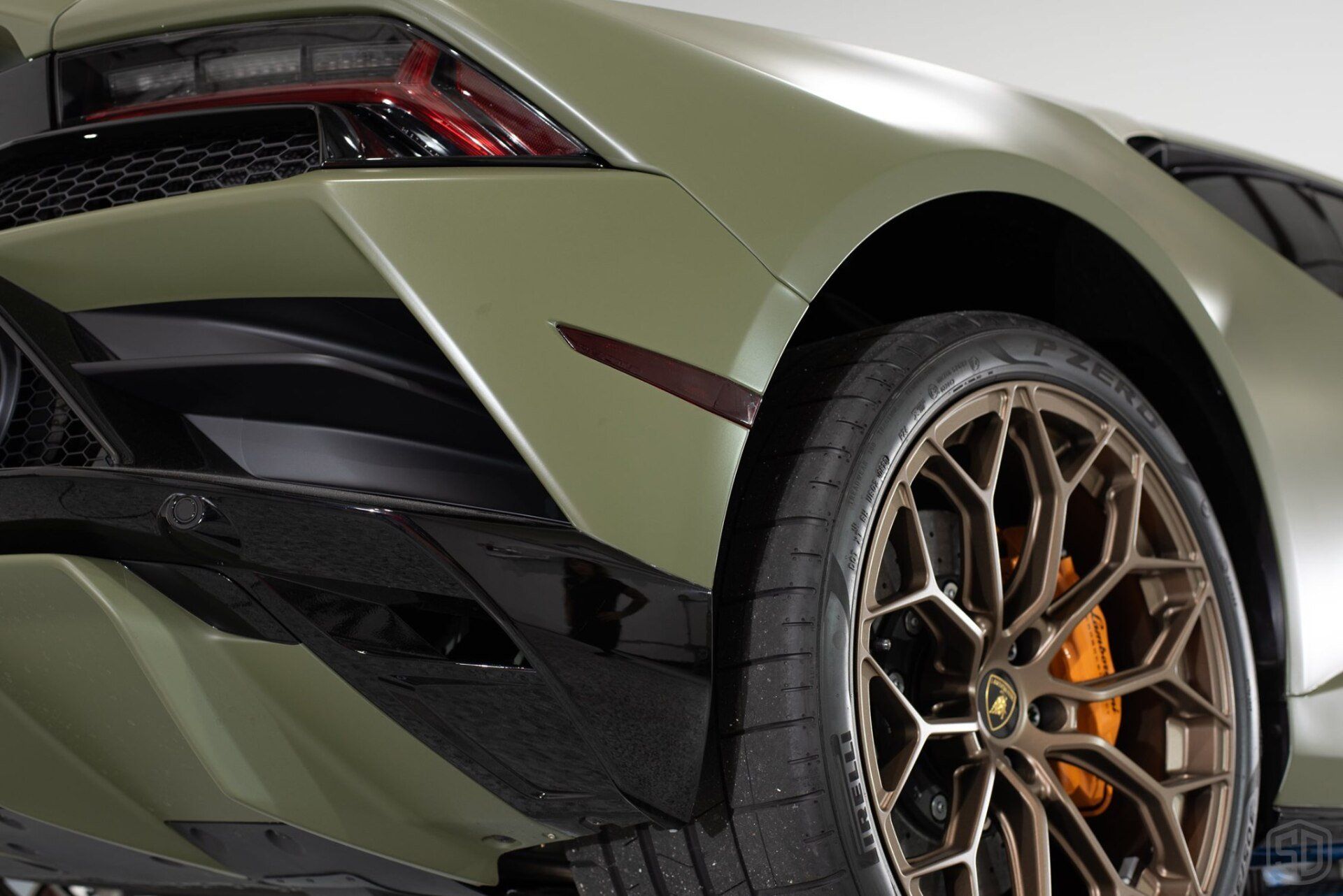 A close up of the rear end of a lamborghini huracan
