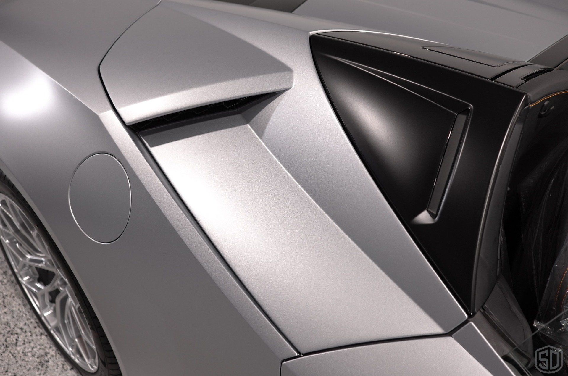 A silver sports car with the letters sd on the side