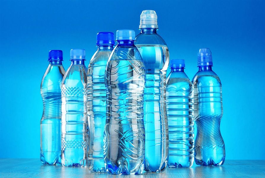 acqua in bottiglie di plastica