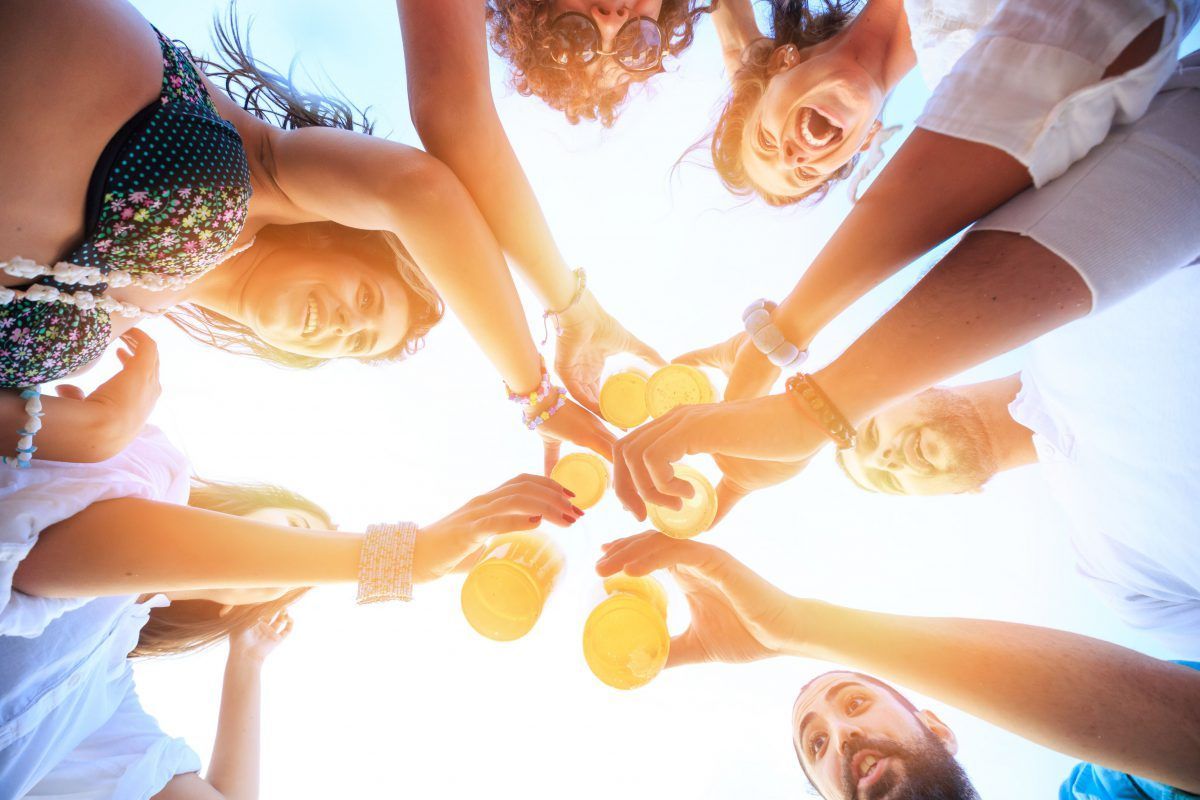 ragazzi che festeggiano con le proprie bibite