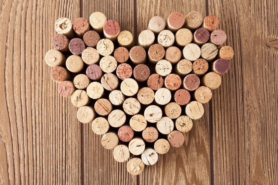 tappi di bottiglie di vino a forma di cuore