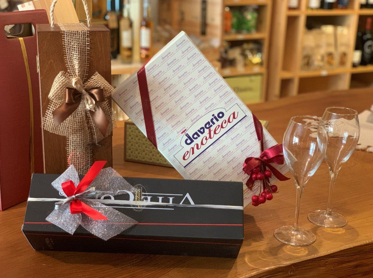 scatola con bottiglia di vino