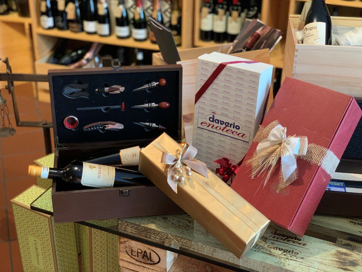 esposizione confezioni regalo con vini italiani e stranieri
